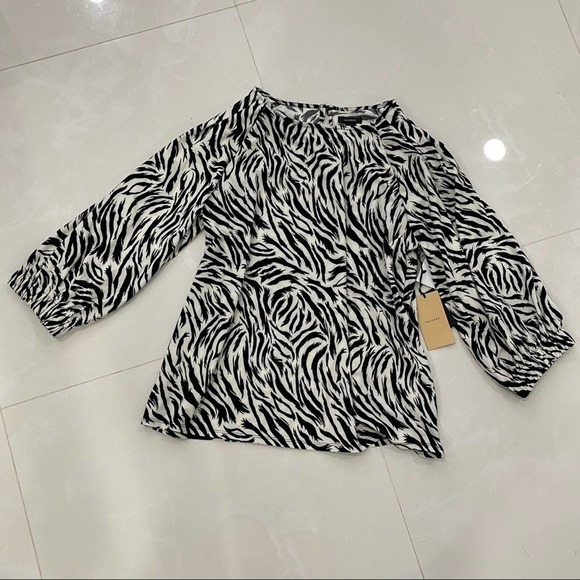 NWT Halogen Feather Tiger Banded Sleeve Knit Blouse white and black size Medium - Picture 7 of 10